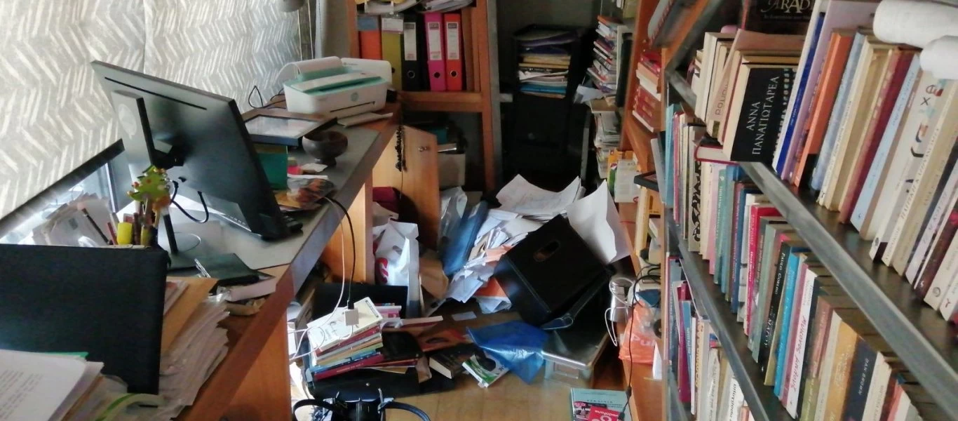 Άνω κάτω το γραφείο της Ε.Τουλουπάκη - Άγνωστο τι έχει κλαπεί! (φωτό)